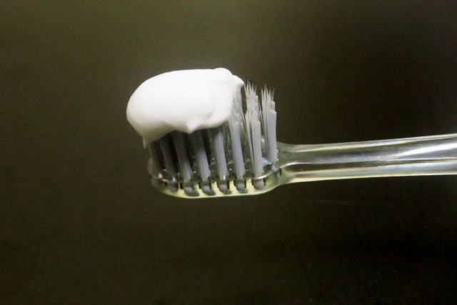 研磨剤の粒子が粗い歯磨き粉は避ける